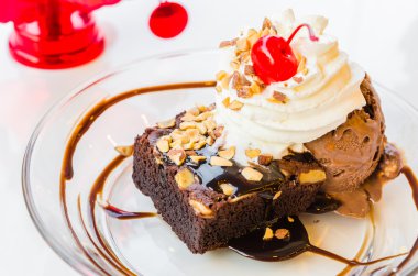Çikolatalı brownie dondurma ve kiraz