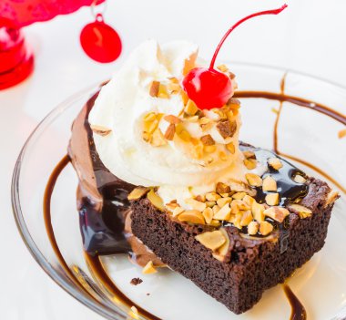 Çikolatalı brownie dondurma ve kiraz