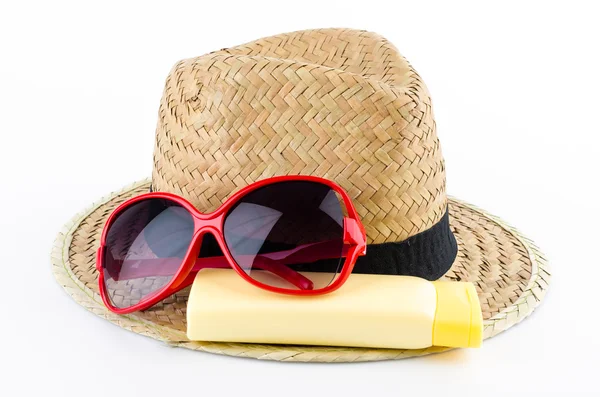Chapeau, lunettes de soleil et lotion corporelle — Photo
