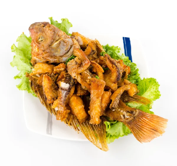 Pescado frito tailandés en plato blanco aislado sobre fondo blanco —  Fotos de Stock