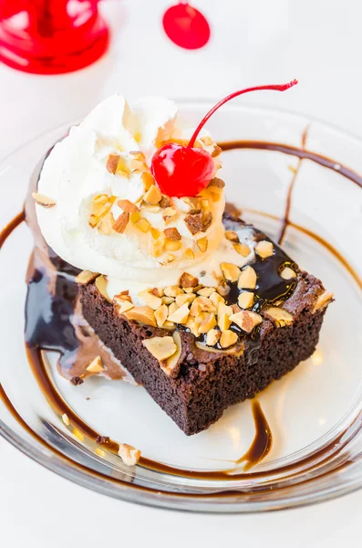 Choklad brownie glass och körsbär — Stockfoto