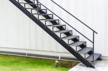 siyah metal merdiven