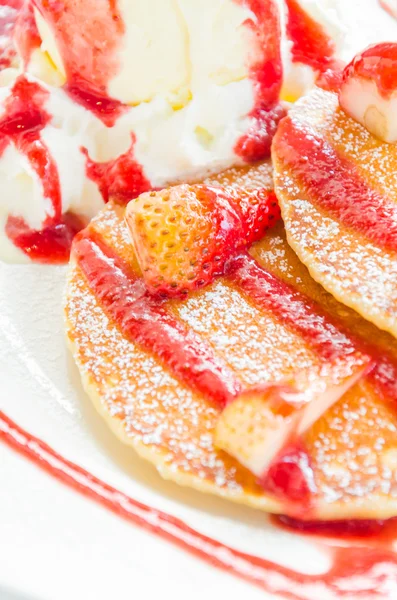 Pfannkuchen Erdbeere — Stockfoto