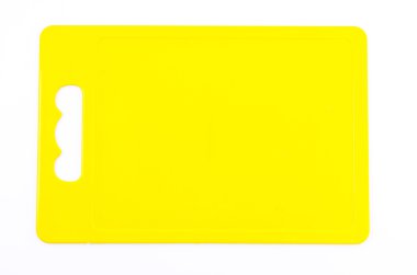 Beyaz arka plan üzerinde izole sarı plastik kesme tahtası
