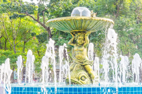 Fontaine dans le parc — Photo