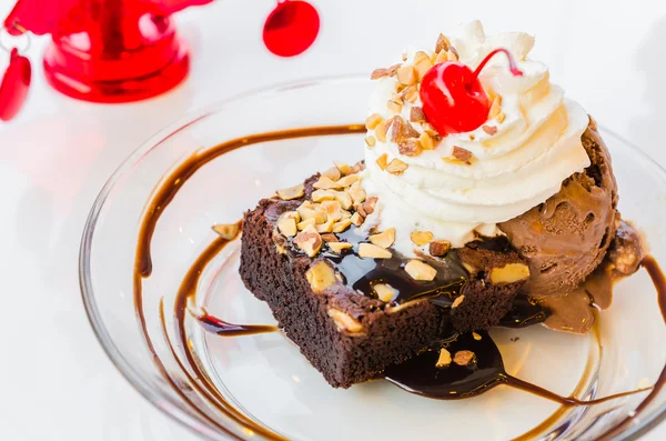 Çikolatalı brownie dondurma ve kiraz — Stok fotoğraf