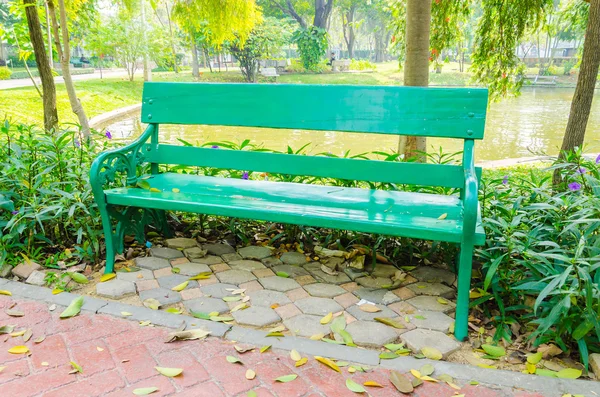 Bankje in het park — Stockfoto