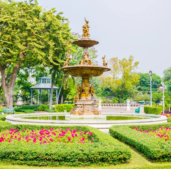 Fontänen i parken — Stockfoto