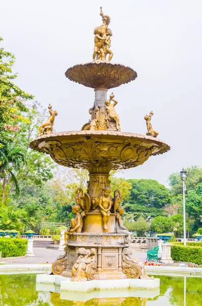 Brunnen im Park — Stockfoto