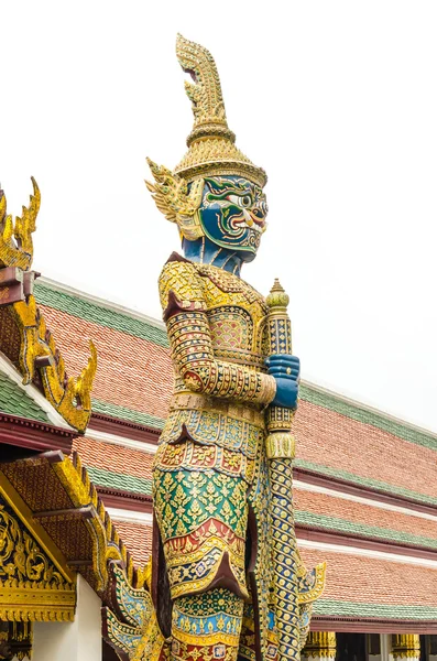 Riesenstatue im smaragdgrünen Tempel: Bangkok, Thailand — Stockfoto