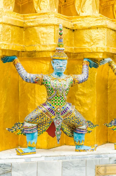 Estátua gigante em templo de esmeralda: Bangkok, Tailândia — Fotografia de Stock