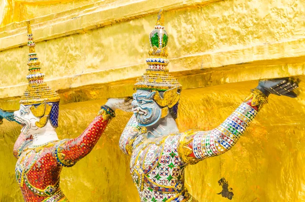 Estátua gigante em templo de esmeralda: Bangkok, Tailândia — Fotografia de Stock