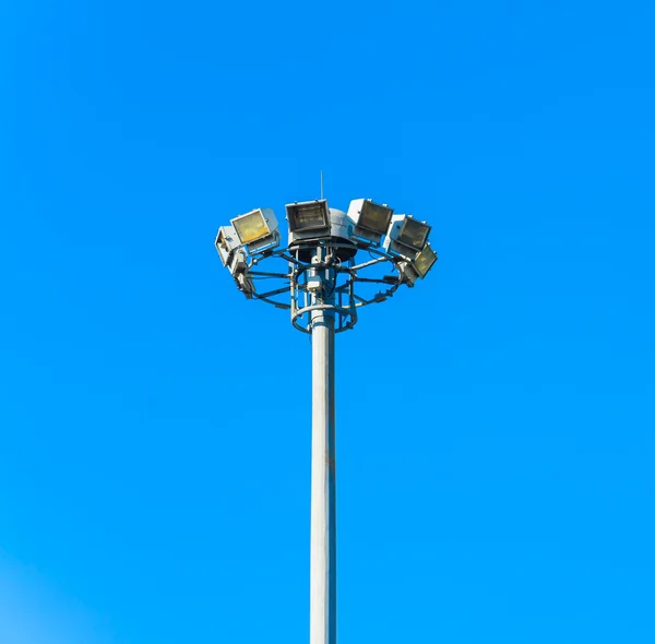 Lampa med blå himmel — Stockfoto