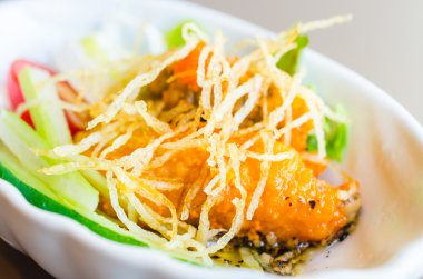 salata kızarmış balık