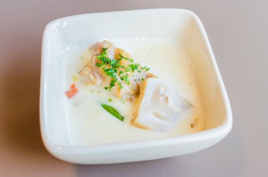 Beyaz soslu balık ve mantar