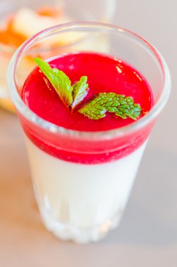 Panna cotta çilekli tatlı