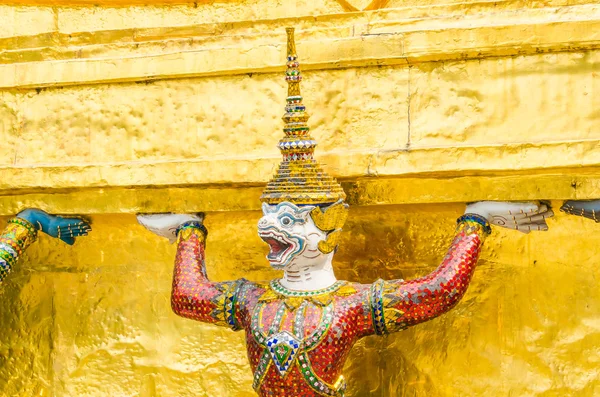 Estátua gigante em templo de esmeralda, Bangkok, Tailândia — Fotografia de Stock