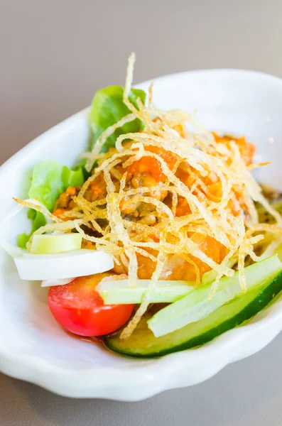 Salade van gebakken vis — Stockfoto