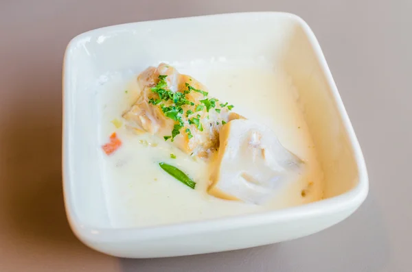 Pesce con salsa bianca e funghi — Foto Stock
