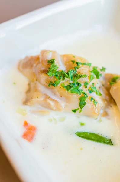 Peixe com molho branco e cogumelo — Fotografia de Stock