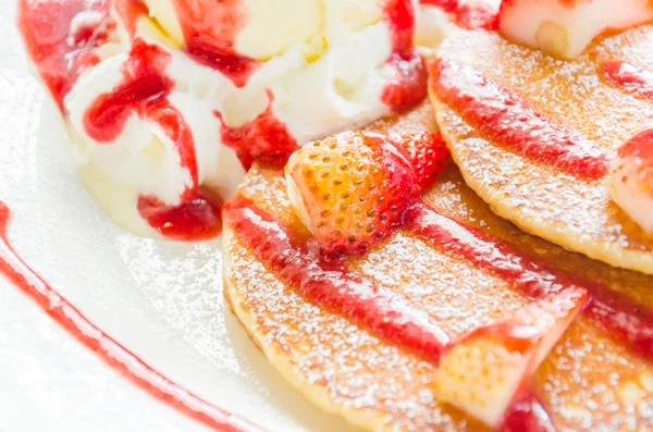 Pannkakor jordgubb — Stockfoto