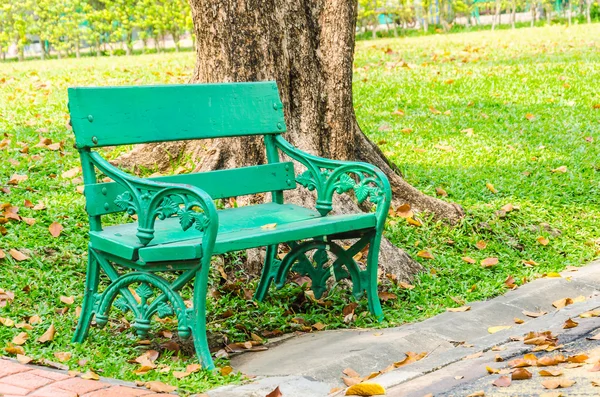 Bänk i parken — Stockfoto