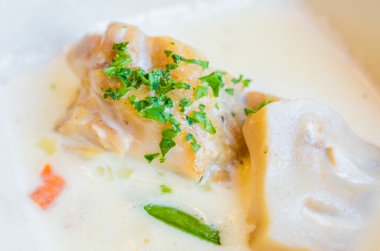 Beyaz soslu balık ve mantar