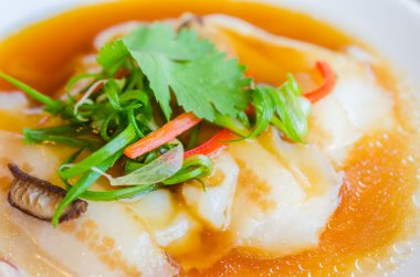 Soya soslu balık buğulama