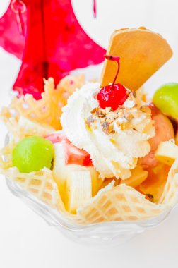 Waffle dondurma ve kiraz