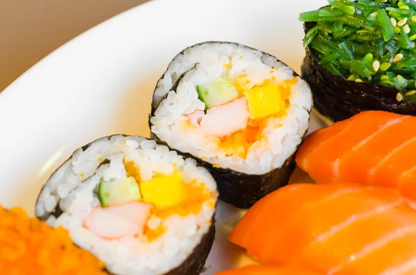 Sushi comida japonesa en plato — Foto de Stock