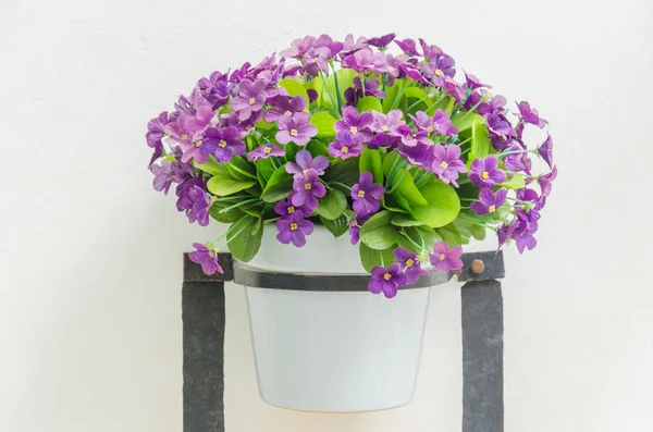 Flores plásticas em vaso — Fotografia de Stock