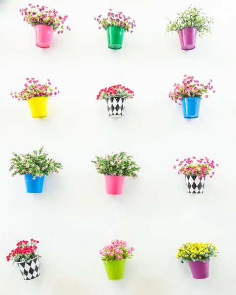 Kunststof bloemen in vaas — Stockfoto