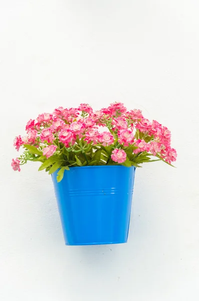 Plast blommor i vas — Stockfoto