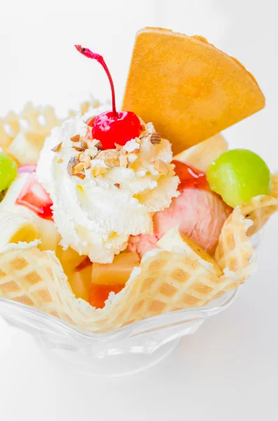 Vafle zmrzlina a cherry — Stock fotografie
