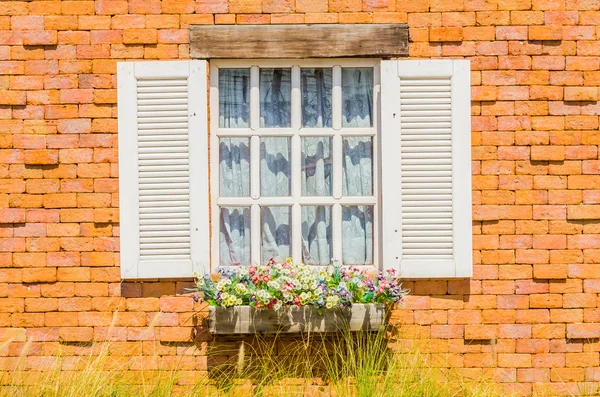 Venster op bakstenen muur — Stockfoto