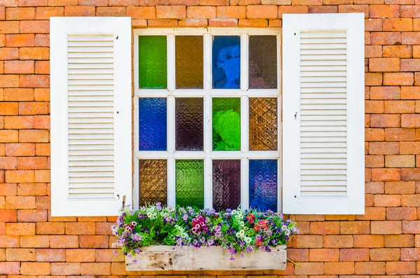 Venster op bakstenen muur — Stockfoto