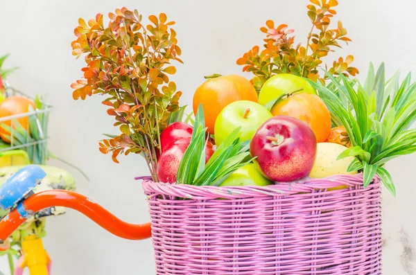 Bicycle with basket — Stock Photo, Image