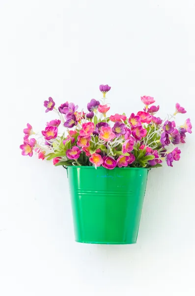 Fiore di plastica in vaso su fondo parete — Foto Stock