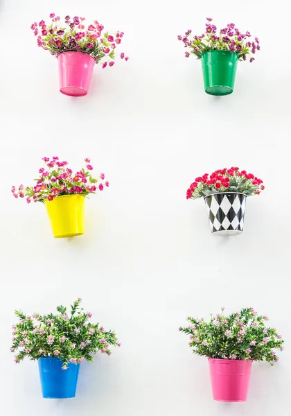 Fiore di plastica in vaso su fondo parete — Foto Stock