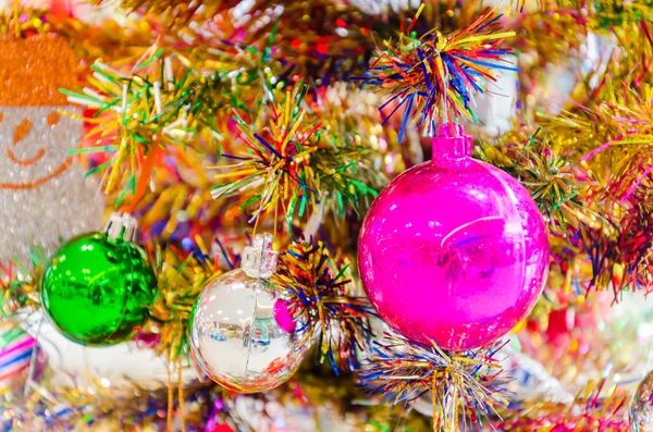 Decora el árbol de Navidad — Foto de Stock