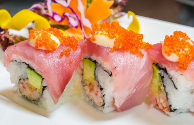 ton balıklı sushi