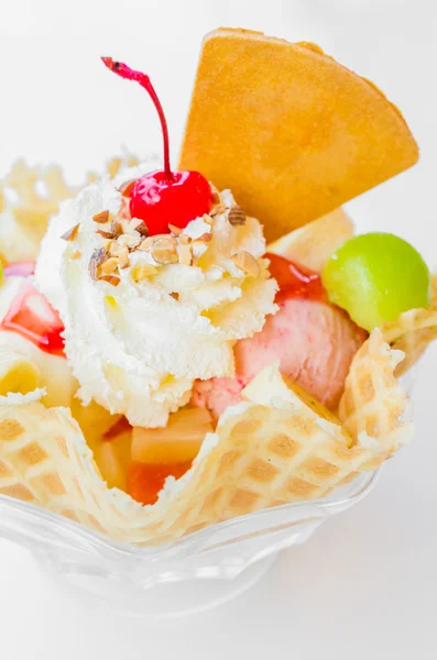 Helado de gofres y cereza — Foto de Stock