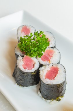 ton balıklı sushi