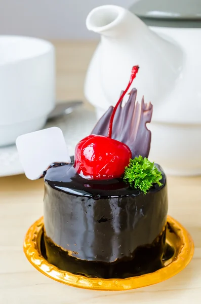 Schokoladenkuchen mit Kirsche — Stockfoto