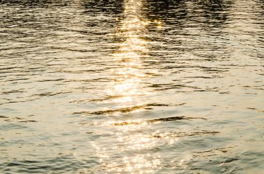 Nehirde güneş yansıması