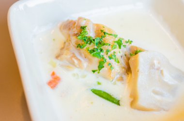 Beyaz soslu balık ve mantar