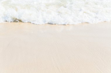 Deniz dalgası ve kum