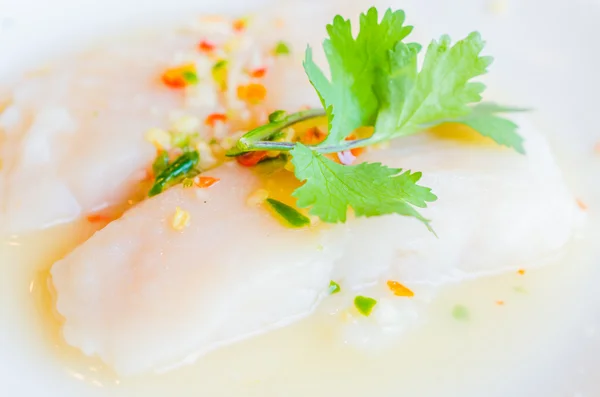 Gedünsteter Fisch mit Zitrone — Stockfoto