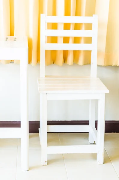 Biały stół z drewna i krzesło — Zdjęcie stockowe