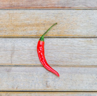 ahşap zemin üzerine kırmızı biber